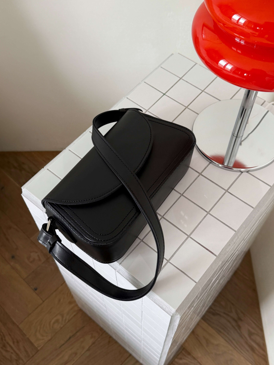 Клатч-багет з напівкруглим клапаном ОЛІВІЯ чорний LEMAN LM4865-1